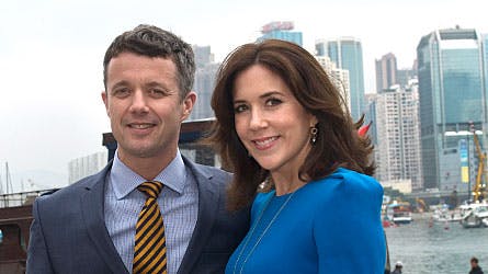 Kronprins Frederik og kronprinsesse Mary med Hongkong-skyline i baggrunden. BILLED-BLADET er taget med kronprinsparret.