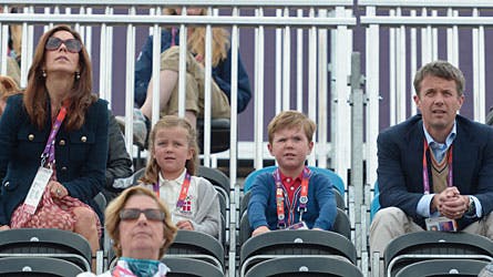 Det kongelige firekløver fulgte intenst med fra tilskuerpladserne.