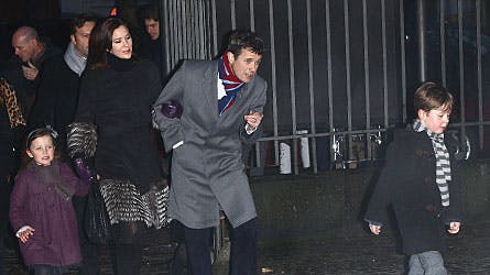 Kronprinsparret med prinsesse Isabella og prins Christian som frontløber på vej ud ad Garnisonskirken.