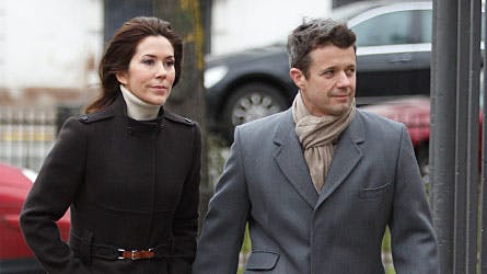 Her ankommer kronprinsesse Mary og kronprins Frederik til julegudstjeneste den 25. december i Garnisonskirken.