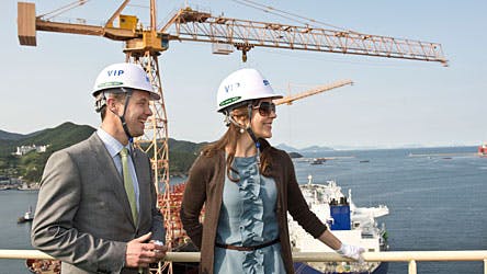 Kronprinsesse Mary og kronprins Frederik besøger DAEWOO skibsværftet - her er de kommet højt til vejrs.