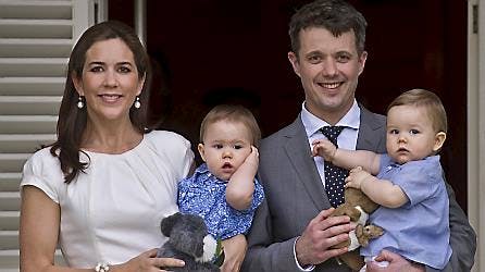Kronprinsparret med tvillingerne Josephine og Vincent i november
