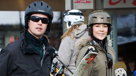 Kronprinsparret er habile skiløbere, der begge nyder en frisk tur ned ad løjperne.