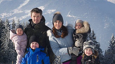 Kronprinsparret i Verbier med deres fire børn.