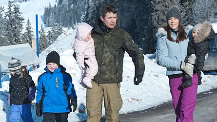 Kronprinsparret stillede med deres fire ferieglade børn, Christian, Isabella, Josephine og Vincent.