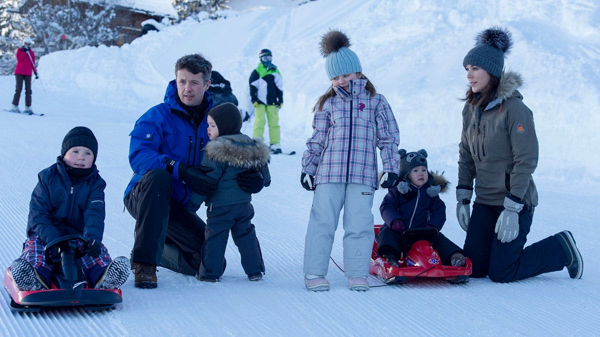 Kronprinsparret og deres børn i sneen i Verbier