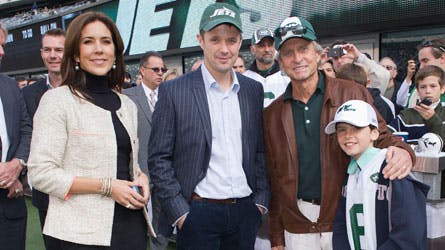 Både kronprins Frederik og Michael Douglas bar hjemmeholdets kasketter, da New York Jets og San Diego Chargers stødte sammen