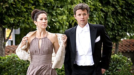 Mary og Frederik deltog, da Marc Høm og Marie Louise Flamand blev gift ved et romantisk sommerbryllup i Kongsted Kirke.