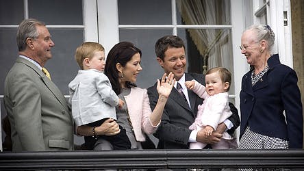 Her er dronningen sammen med Isabella og Christian på balkonen på kronprinsens 40-års fødselsdag i maj.