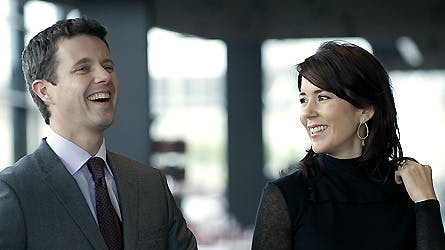 Kronprins Frederik og kronprinsesse Mary var meget veloplagte og tydeligt glade på prins Joachim og prinsesse Maries vegne.