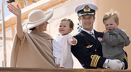 Selvom prins Christian så lidt betuttet ud ved synet af de mange fremmødte mennesker ved Haderslev, så prinsesse Isabella allerede ud til, at være temmelig vant til den kongelige scene.