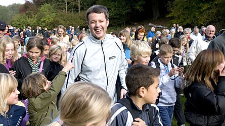 Kronprins Frederik modtaget af mange begejstrede børn ved arrangementet i Hareskoven.