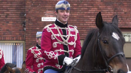 Kronprins Frederik rider med gardehusarerne. Billedet er fra 2000.
