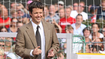 Royal roligan kronprins Frederik hepper på de danske fodbold-drenge, når Danmark spiller åbningskamp mod Holland 14. juni.