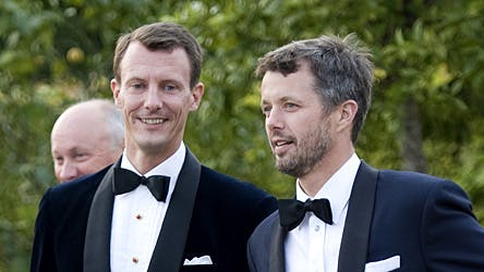 Prins Joachim og kronprins Frederik i et broderligt øjeblik, til velgørenhedsmiddag i Orangeriet i Fredensborg, til fordel for Verdensnaturfonden i september.