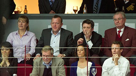 Kongeligt besøg på tilskuerpladserne i Malmø.