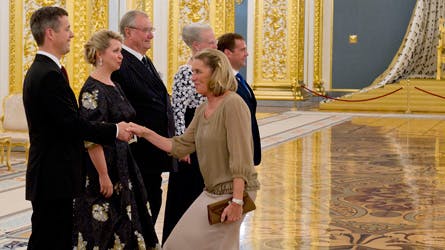 Præsident Medvedev, dronning Margrethe, prins Henrik, fru Svetlana Medvedev og kronprins Frederik tager imod ved statsbanketten i Kreml.