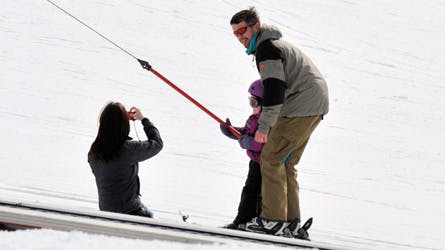 Kronprinsesse Mary fotograferer kronprins Frederik, der støtter Isabella på skiene.