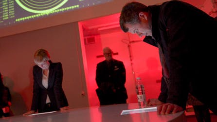 Ida Auken og kronprins Frederik i kommandocentralen i Ejby