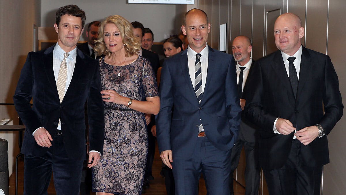Kronprins Frederik kom alene, mens statsministeren havde sin mand Stephen Kinnock med. Her er de prominente gæster på vej til middagen sammen med direktør Georg Sørensen fra Messecenter Herning.