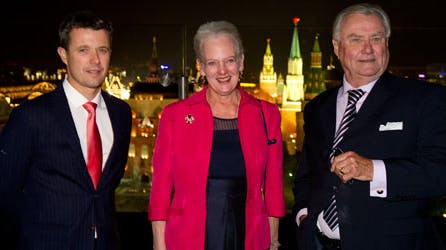 Frederik, Margrethe og Henrik midt i Rusland hjerte, med Den Røde Plads i baggrunden