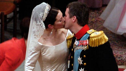 Mens Marys lange slæb og sløret blev lagt klar til afgang, kyssede kronprinsen sin hustru