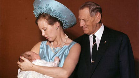 Tre generationer er samlet. Kong Frederik og prinsesse Margrethe kigger beundrende på lille Frederik