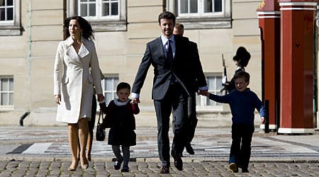 Her ankommer kronprinsfamilien til deres nye palæ i september, hvor de fik overdraget nøglerne i en officiel ceremoni.