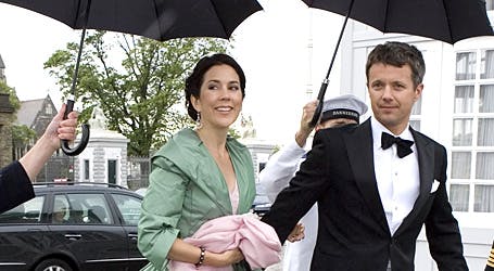 Selvom regnen stod ned var humøret stort, da kronprinsesse Mary og dagens fødselar kronprins Frederik var på vej til hemmelig fødselsdagsfest.