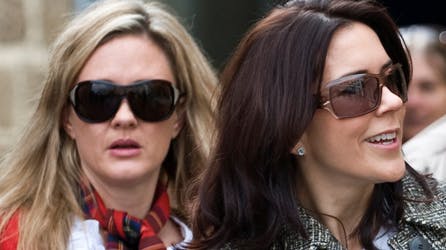 Amber Petty sammen med kronprinsesse Mary.