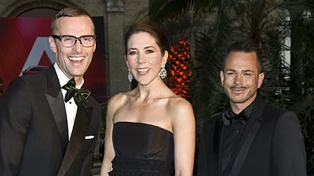 Kronprinsesse Mary strålede glad og smuk ved DANSK Fashion Awards 2010 i København, hvor hun modtog "Respekt-Prisen". Her ses hun sammen med de to herre bag showet, Uffe Buchard og Kim Grenaa.