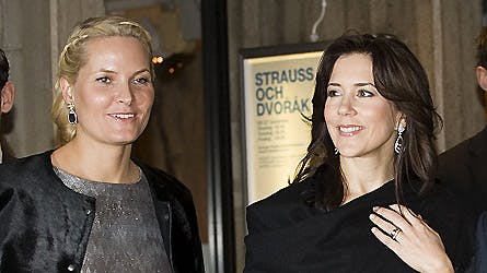 Kronprinsesse Mette-Marit for rig lejlighed til en hyggesnak med kronprinsesse Mary, når de norske kongelige deltager ved dronning Margrethes fødselsdag.