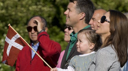 Kronprins Frederik, kronprinsesse Mary og prinsesse Isabella flager for prins Henrik på hans 75 års fødselsdag.