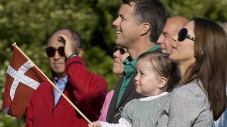 Kronprins Frederik, kronprinsesse Mary og prinsesse Isabella flager for prins Henrik på hans 75 års fødselsdag.