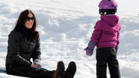 Kronprinsesse Mary og prinsesse Isabella havde det sjovt i den schweiziske sne.