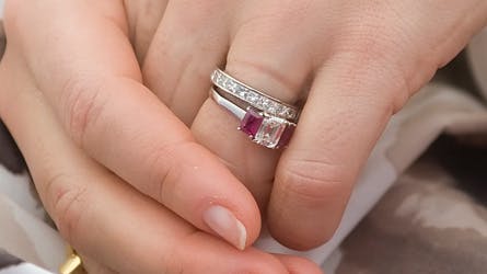 Vilesesring og forlovelsesring på kronprinsesse Marys hånd.