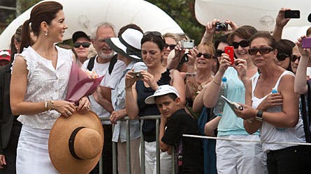 Kronprinsesse Mary er utrolig populær i Australien og folk mødte taltigt op for at få et glimt af Danmarks kronprinsesse.