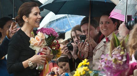 Kronprinsesse Mary møder glade tilskuere i Canberra.
