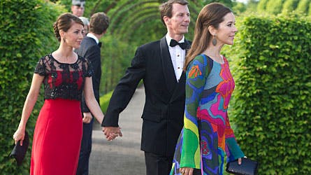 Prinsesse Marie og prins Joachim ankommer her umiddelbart efter kronprinsesse Mary og kronprins Frederik, til festen i Orangeriet.