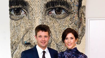 Kronprins Frederik og kronprinsesse Mary på den danske ambassade i Washington med Gugger Peters protræt af Barack Obama i baggrunden.