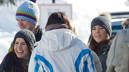 Kronprinsesse Mary sammen med nogle af vennerne ved ankomst til Verbier.