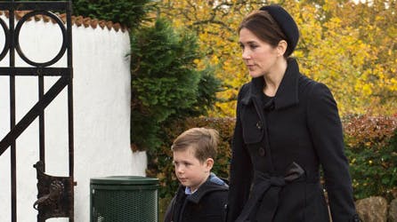 Kronprinsesse Mary og prins Christian på vej ind i Vinderød Kirke
