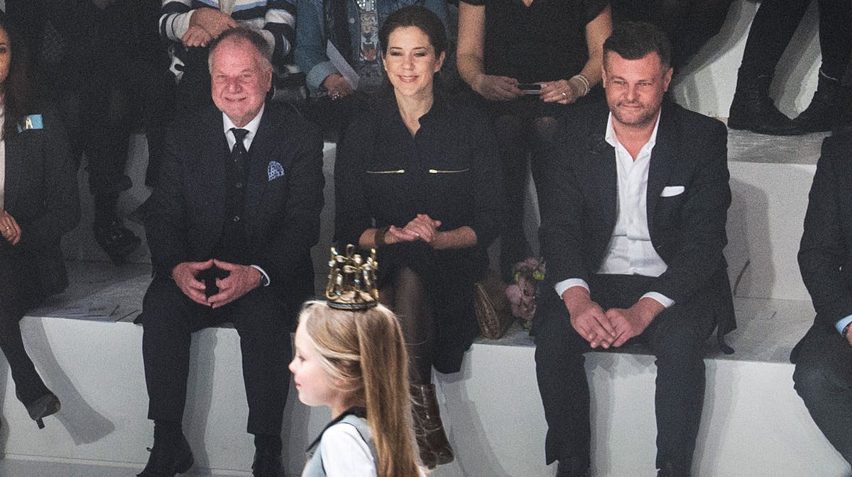 Kronprinsesse Mary kunne slet ikke lade være med at smile, da den unge model valsede forbi med en lille krone på hovedet.