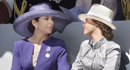 Mary og Marie fanget under livgardens jubilæum. Stil og smil prægede prinsesserne.