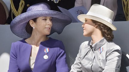 Mary og Marie fanget under livgardens jubilæum. Stil og smil prægede prinsesserne.