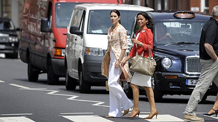 Kronprinsesse Mary og hofdame Tanja Minh Doky på vej over gaden i London.