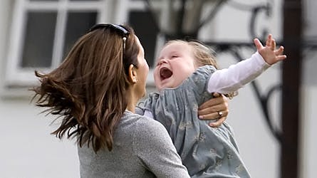 Jublende glad strakte Isabella armene ud og viste sin begejstring, da Mary svinegde hende rundt i sine arme. (Foto: Hanne Juul/BILLED-BLADET