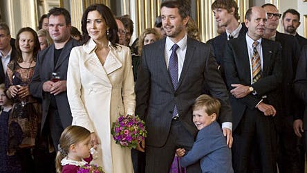 Kronprinsparret og deres søde unger modtager det nye palæ på Amalienborg.