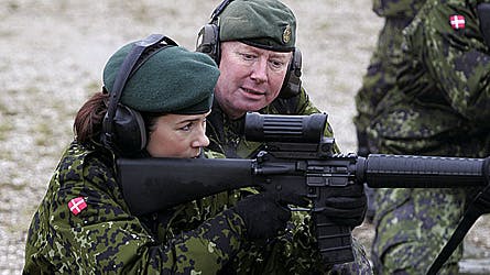 kronprinsesse Mary trodsede det kolde danske efterårsvejr, da hun tog hul på den første del af befalingsmandsuddannelsen i Hjemmeværnet.