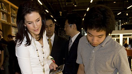 Kronprinsesse Mary følger opmærksomt med under sit besøg på ?Thailands Creative and Design Center?, tirsdag i Bangkok.